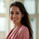 Image d'une jeune femme entrepreneure souriante et confiante, symbolisant le succès d'une startup beauté