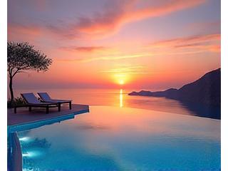 Piscine à débordement avec vue sur la mer dans un luxueux spa de ressort.